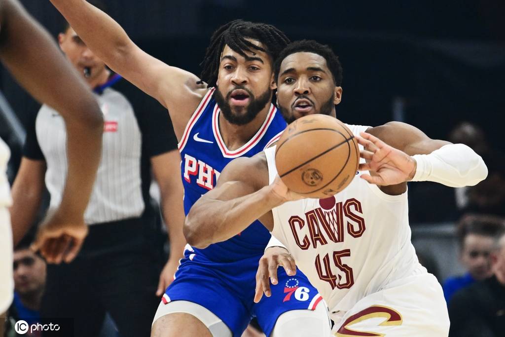 哈登21分米切尔17+6 骑士大胜76人